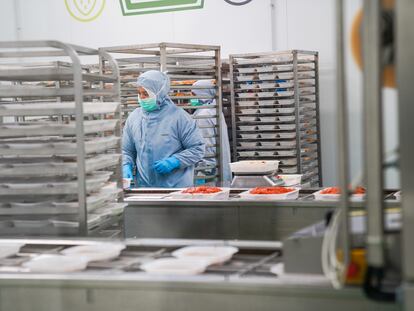 Preparación de comidas para los usuarios de servicios sociales del Ayuntamiento de Barcelona.