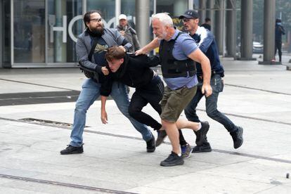 Agentes de la policía detienen a un manifestante en Nanterre, este jueves. 