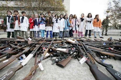 Destruição de armas diante do Congresso uruguaio em 2008.