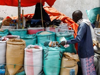 Venta de trigo en un mercado de Mogadiscio (Somalia) este 15 de julio.