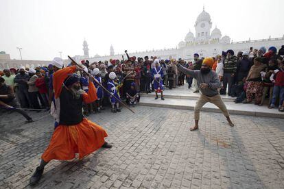 Indios sij muestran su destreza con las artes marciales "Gatka" durante una procesión religiosa celebrada en la víspera del 350 aniversario del nacimiento del décimo gurú sij Gobind Singh, en Amritsar (India).