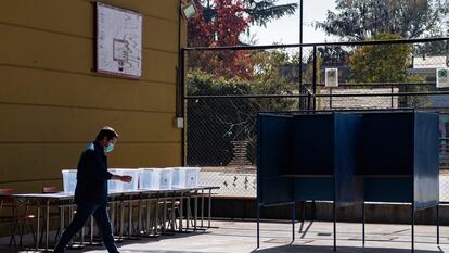 Un hombre camina en uno de los centros de votación habilitados para las elecciones de este fin de semana, en Santiago, el 12 de mayo.