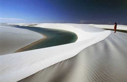 Las dunas infinitas del parque nacional brasileño de Lençois Maranhenses.