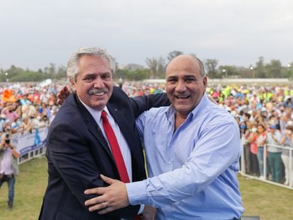 El presidente de Argentina, Alberto Fernández, y el gobernador de Tucumán y actual jefe de Ministros, Juan Manzur, participan en un mitin de campaña.