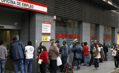 Cola de parados ante una Oficina de Empleo en Madrid