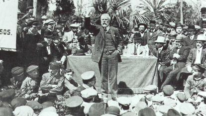 Pablo Iglesias, durante un mitin en apoyo de los presos de la Semana Trágica de Barcelona en 1909