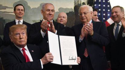Donald Trump muestra su firma tras el encuentro con Netanyahu.