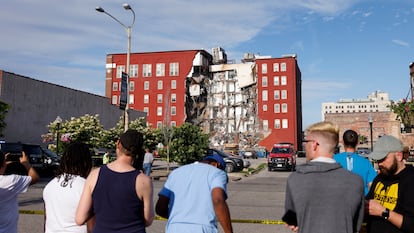 Fachada del edificio colapsado el 28 de mayo 2023 en Davenport, Iowa (Estados Unidos).