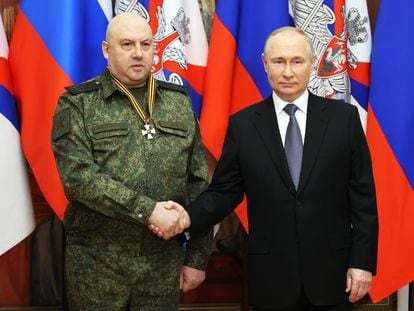 Serguéi Surovikin y Vladímir Putin, el 31 de diciembre de 2022.