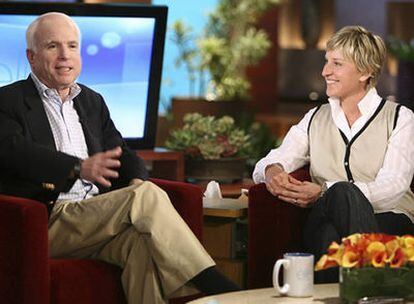 Ellen DeGeneres con John McCain, en su programa.