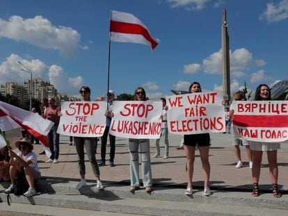 Manifestantes opositores muestran carteles con consignas en contra del Gobierno de Lukashenko, el pasado agosto.