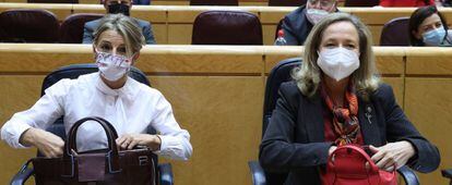 Las vicepresidentas Yolanda Díaz (izquierda) y Nadia Calviño en el Senado.