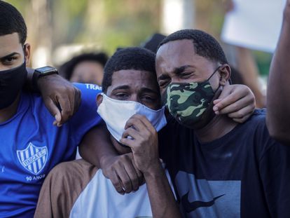 Dos jóvenes lloran durante el entierro de Joao Pedro Matos Pinto, en la ciudad de Sao Gonçalo, vecina de Río de Janeiro (Brasil).