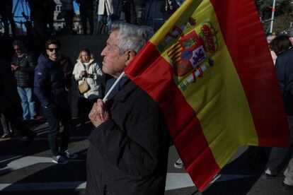 Mientras leían el texto, los congregados, gran parte de ellos ataviados con la bandera de España, irrumpieron varias veces a gritos reclamando la dimisión de Sánchez. “Libertad, libertad, libertad”, reclamaban en algunas de las pausas de la lectura del manifiesto.