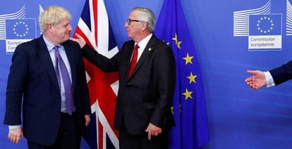 Boris Johnson y Jean-Claude Juncker, ayer tras cerrar el acuerdo.