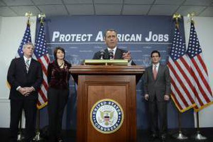 El presidente de la Cámara de los Representantes, el republicano John Boehner, que ha propuesto un plan B para evitar el "precipicio fiscal", comparece en el Capitolio de Washington.