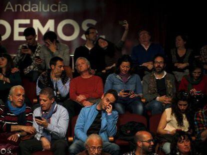 Miembros de Podemos siguen en el teatro Tavora el recuento de votos en la jornada electoral.