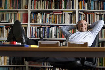 Joaquín Almunia, fotografiado en su casa de Madrid.