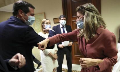 La ministra de Trabajo y Economía Social, Yolanda Díaz, saluda al presidente de la CEOE, Antonio Garamendi, antes de la reanudación de la Comisión para la Reconstrucción Social y Económica del país, el 11 de junio en el Congreso de los Diputados.