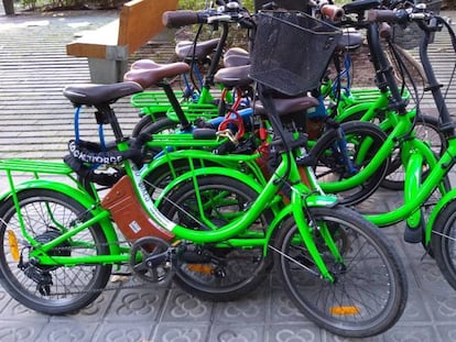 Bicicletas ocupando las aceras de Barcelona