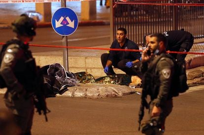 La policía israelí custodia el cadáver del atacante palestino abatido, el sábado en Jerusalén.