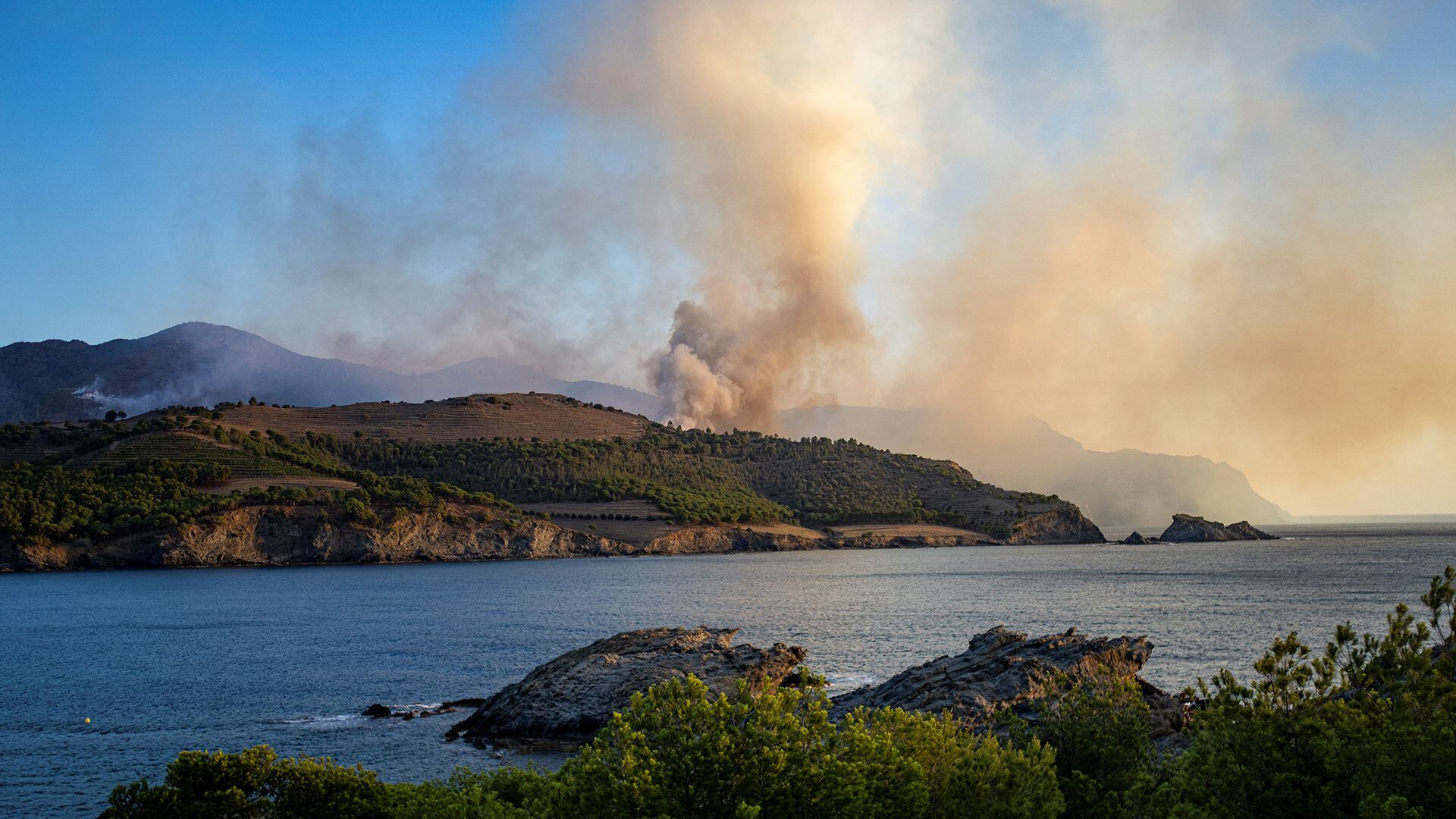 Vista del incendio forestal que afecta a los municipios de Colera y Portbou (Girona).