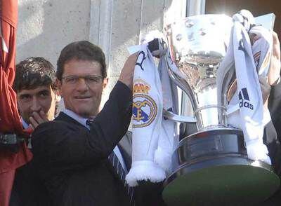 Fabio Capello, con Raúl detrás, ofrece a los seguidores del Madrid el trofeo desde el balcón del Ayuntamiento.