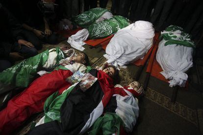 Unos palestinos rezan por los miembros de la familia Al Dallu, víctima de la ofensiva militar israelí en Gaza, durante su funeral en la ciudad de Gaza.