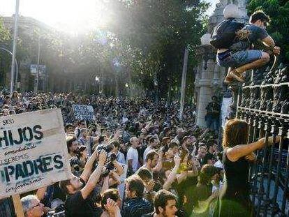 Protestas ante el Parlament catalán en junio de 2011.