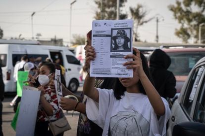 Una manifestante levanta la ficha de búsqueda de María Ángela Olguín, el pasado 20 de enero, en Ciudad de México. 