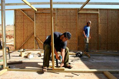 Daniel Landesberg, de 20 a&ntilde;os, construye su casa en el asentamiento de Kokhav Hashahar.  