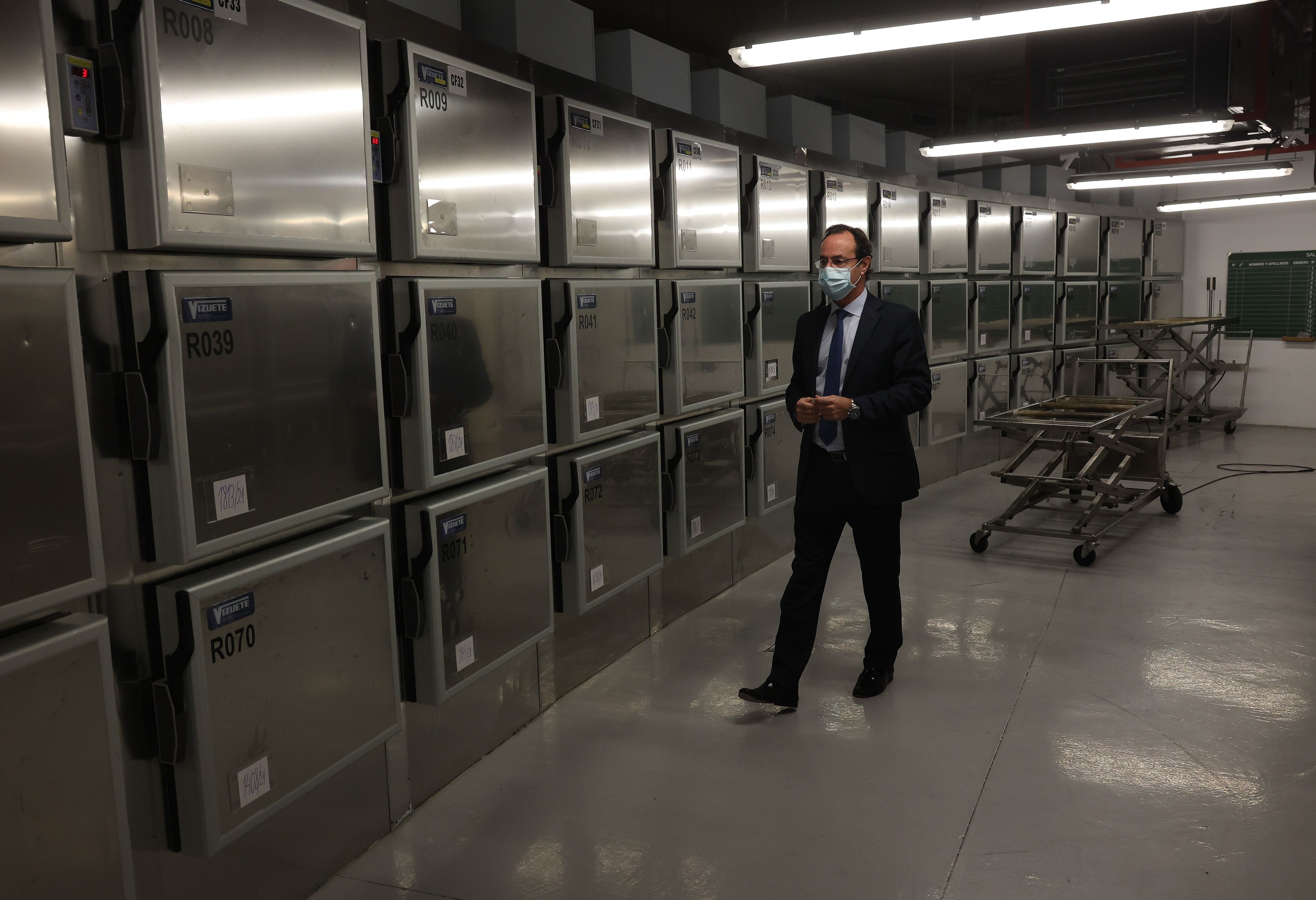 El director del Instituto de Medicina Legal de Madrid, el doctor Eduardo Andreu, pasa junto a las cámaras frigoríficas.