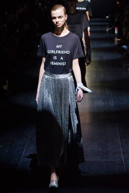 Prabal Gurung presentó decenas de camisetas con mensajes feministas en la pasada semana de la moda de Nueva York. El lema "Mi novia es feminista", lucido por una mujer, es un claro alegato en favor de las parejas homosexuales.