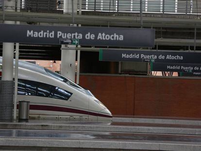 Un tren de alta velocidad en la estación de Atocha de Madrid
