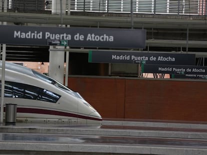 Un tren de alta velocidad en la estación de Atocha de Madrid