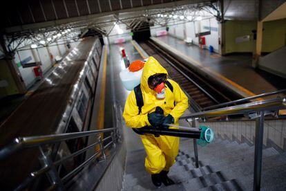 Tareas de desinfección en la red de metro de Brasilia este martes.