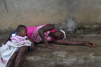 Una mujer llora la muerte de un familiar a causa del ebola a las afueras de Monrovia (Liberia).