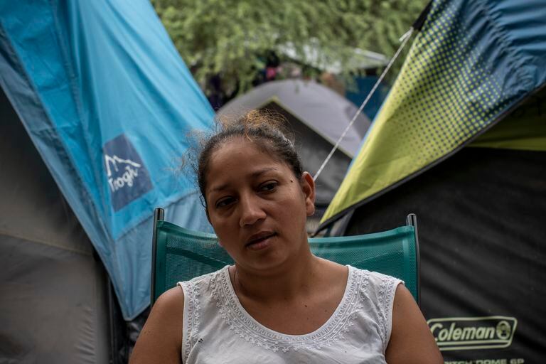 Carmen Ochoa sentada afuera de su carpa. 