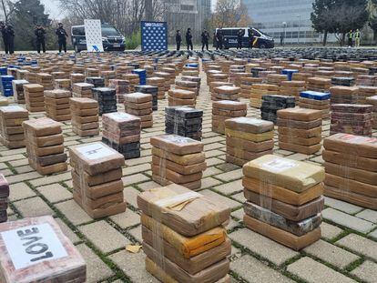 Imagen de las 11 toneladas de cocaína exhibidas en el Complejo Policial de Canillas el 12 de diciembre e incautadas por la Policía Nacional en Valencia y Galicia ocultas en contenedores procedentes de Ecuador.