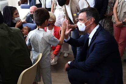 El presidente del Gobierno, Pedro Sánchez, durante su visita a Torrejón de Ardoz en agosto, para dar la bienvenida a los afganos evacuados. 