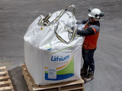 Un trabajador revisa bolsas que contienen polvo de carbonato de litio, en Antofagasta (Chile), el 25 de octubre de 2022.