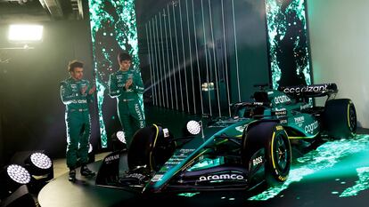 Los conductores Fernando Alonso y Lance Stroll con el coche Aston Martin AMR23 de Fórmula 1 para la temporada 2023.