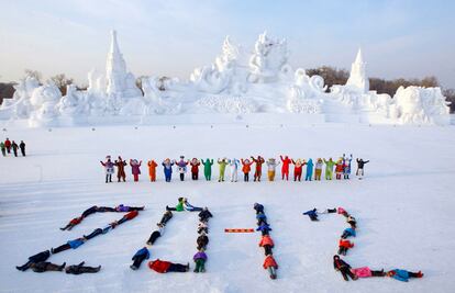 Un grupo de niños forma con sus cuerpos las cifras del nuevo año, en la ciudad de Harbin, China, donde gracias a las bajísimas temperaturas se construyen todos los años esculturas de hielo.