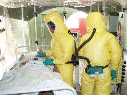 Las medidas de aislamiento para tratar a los pacientes infectados por ébola son extremas.