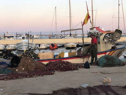 Un pescador de la cofradía del Mar Menor recoge sus redes.