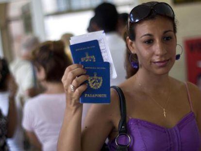 Una mujer muestra su pasaporte al salir de una oficina de inmigraci&oacute;n en La Habana. 