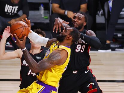 LeBron James lanza, obstaculizado por Crowder.
