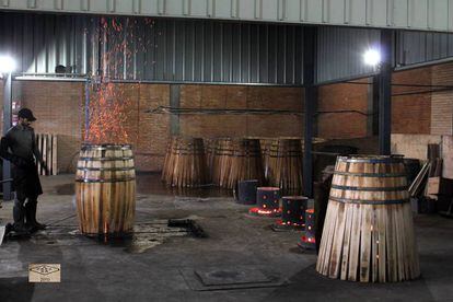 Taller de la tonelería, donde los barriles pasan por distintas fases de producción.