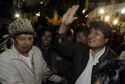 Evo Morales saluda a los indígenas tras anunciar la suspensión de la autovía que cruzaría territorios protegidos.