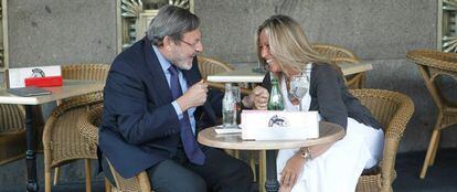 Jaime Lissavetzky y Trinidad Jiménez, durante el desayuno que han compartido en el Círculo de Bellas Artes.